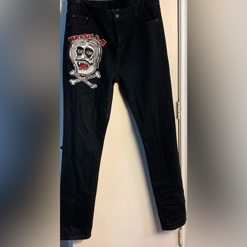 Haculla Skinny Jeans Black Cropped. NWOT. SZ 36. embroidered skull-like face.